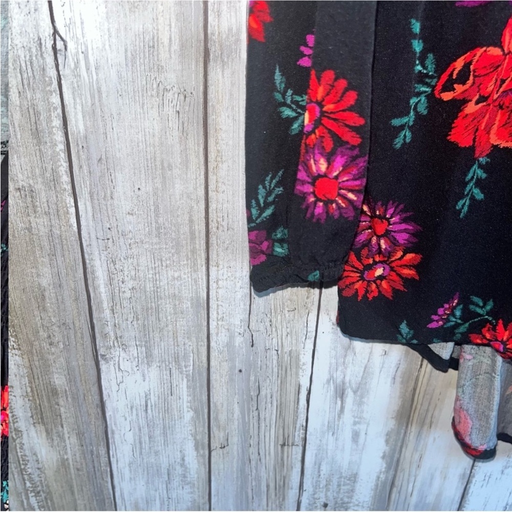 Torrid Floral Smocked Button Front Tunic Black & Red Rayon Size 0X - Picture 5 of 6